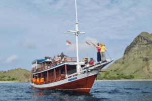 10 2 Paket Wisata Private Trip Pulau Komodo