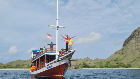 Sightseeing Packages Long Beach Three Days And Two Nights Using Speedboat With Cheap Prices In Komodo, Labuan Bajo, West Manggarai.