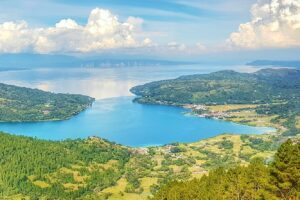 PanoramaLanskapdanautobadariketinggianjpg  Paket Wisata Private Trip Pulau Komodo