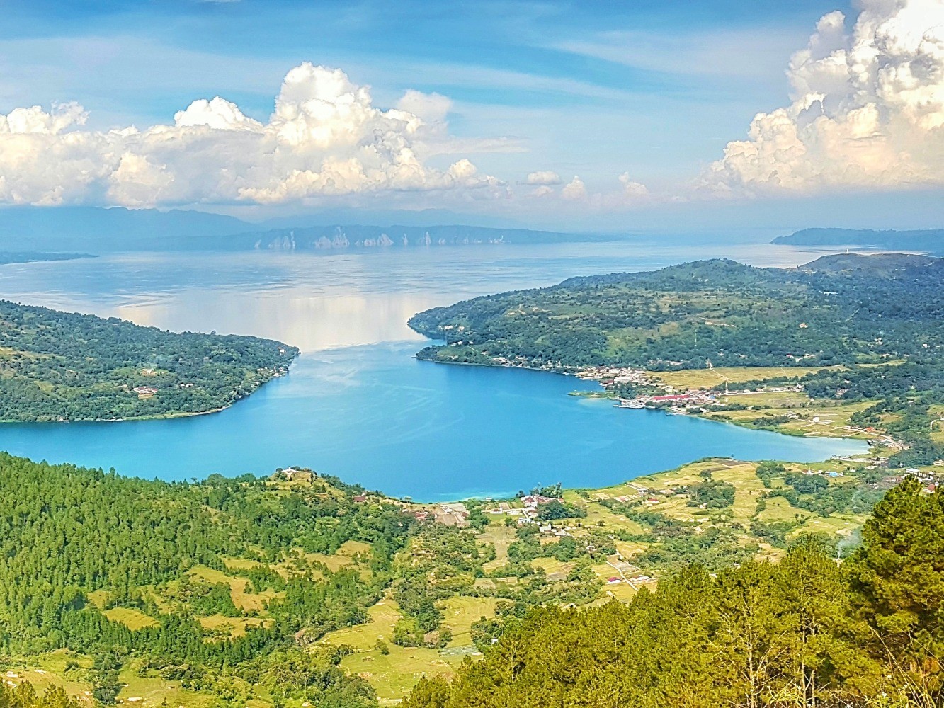 Danau Kelimutu mystical colored lakes