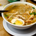 Soto Ayam Bening: Resep dan Tips Membuat Kuah Gurih Tanpa Kunyit